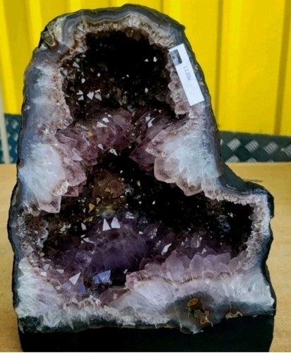 Stunning amethyst geode cave - stunning,