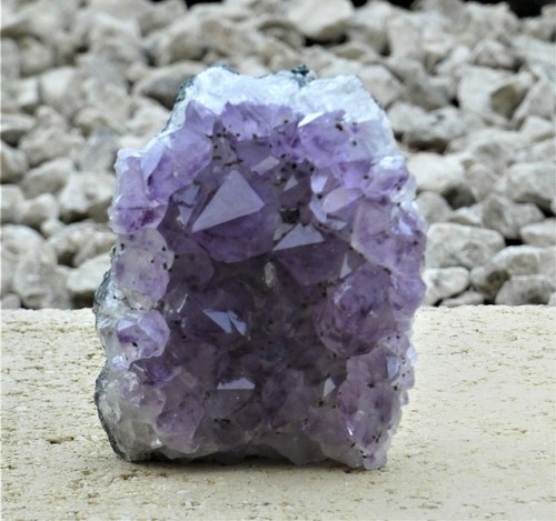 Amethyst geode cut - base, grade